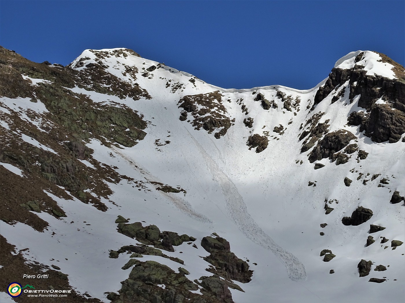 48 Zoom verso la cima del Pietra Quadra orlata da cornici di neve.JPG